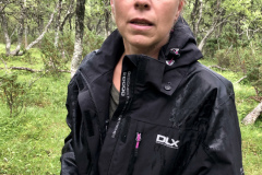 Regnjacka på. Det  började regna nästan direkt när vi hade börjat vandrinegen uppåt.