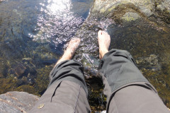 Det var skönt att svalka fötterna i ån.