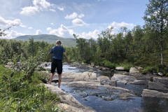 Skönt att få hoppa på stenarna.