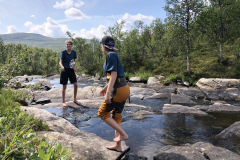 Jonatan och Amanda hoppar neråt i ån.