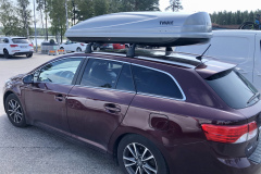 Bil med takbox på väg upp till Tänndalen.