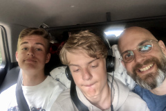 Vi som sitter i bak till nästa stopp.