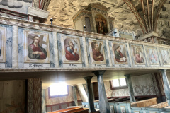 Inne i Älvros gamla kyka. Helt i trä.