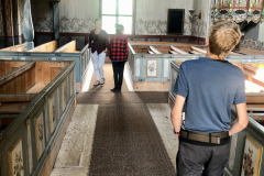 Jonatan och Amanda inne i Älvros kyrka.
