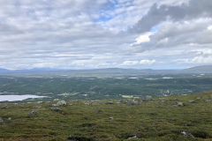 Mitt i bilden långt bort syns Anderssjöåfallet.